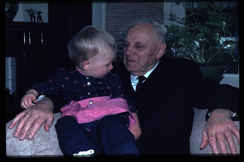 22.Driebergen jan 1965 Opa,Brigitte.JPG